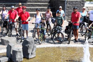 Die Teilnehmer der Radtour starteten am Eulenbrunnen vor der Stadthalle. haza-foto